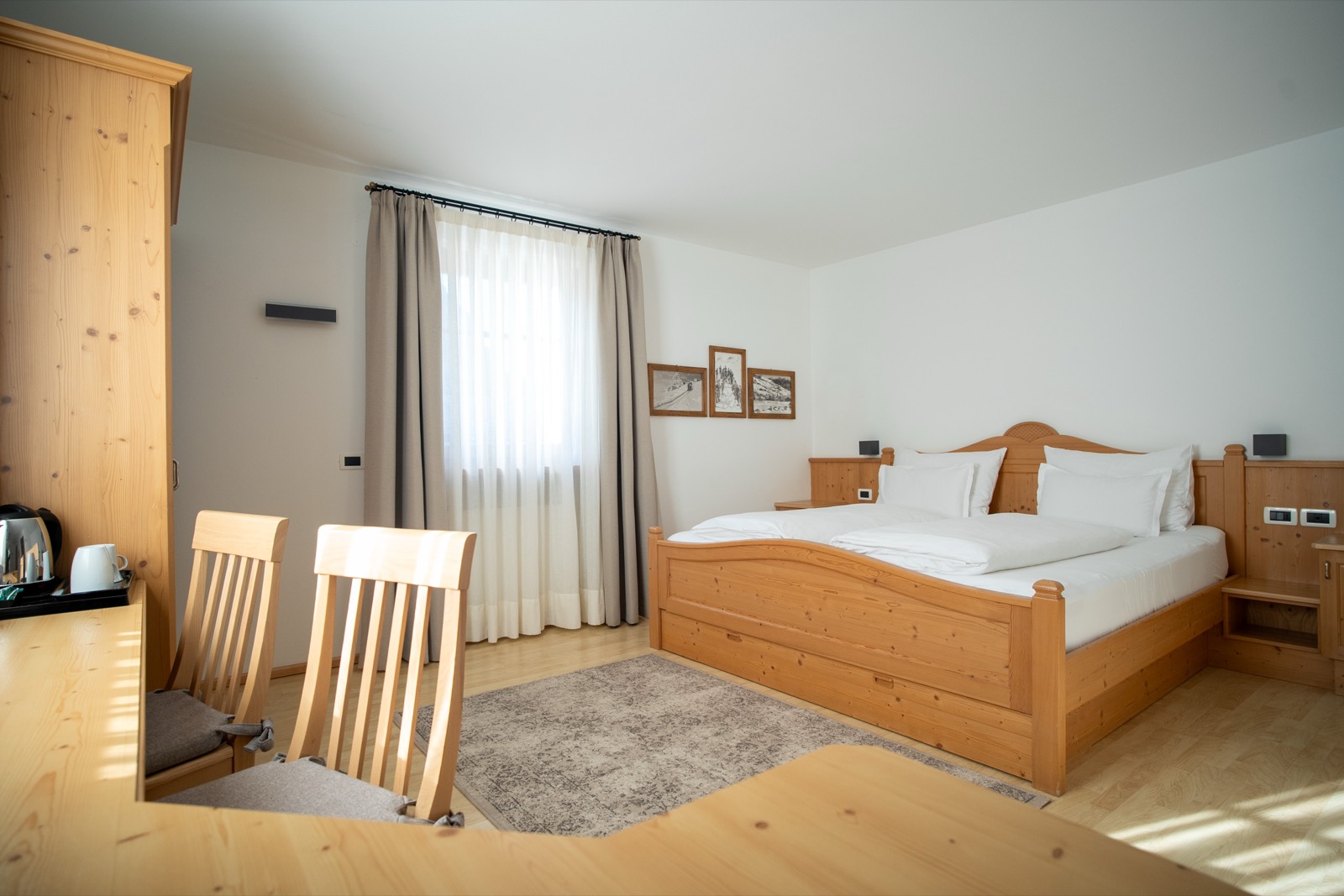 Camere classiche con arredi in pino cembro stile tirolese